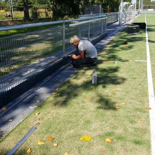 Rubberen slagplanken voor hockeyvelden 29 Slagplanken voor hockey van massief regeneraat. Dik 5 cm en tevens zijn deze slagplanken voorzien van een pen-gat verbinding.